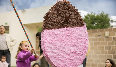  Carmelita pegándole a la piñata.