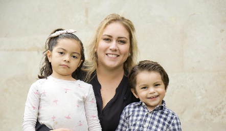  Daniela Jongitud con sus hijos Emilia y Jorge Ortiz.