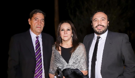  Enrique Muñoz, Esther Medina y Oscar Andrés Muñoz.