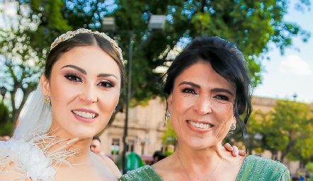  Lili Medina con su mamá Carolina Aguilar.