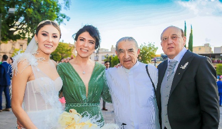  Lili Medina, Carolina Aguilar, Padre Carlos Medina y Ricardo Medina.