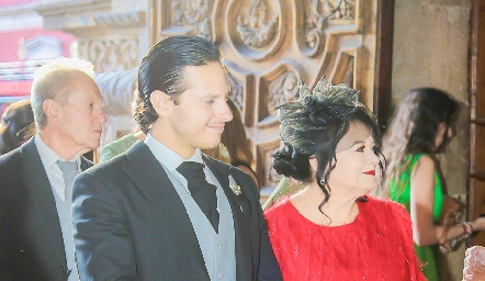  Mauricio Medina con su mamá Marcelle Del Valle.