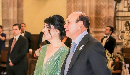  Carolina Aguilar y Ricardo Medina, papás de la novia.