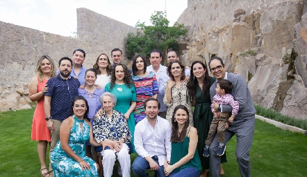  Lucía Carrillo con sus nietos y sus parejas.