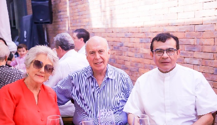  Belenda González, Manuel González y el Padre Chava.