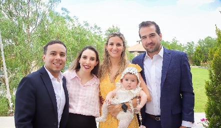  Diego Díaz de Sandi, Olga Espinosa, Georgina Ramos y Luis José Guerra con su ahijada Camila Castillo.