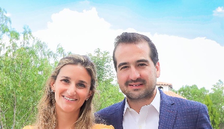  Georgina Ramos y Luis José Guerra con su ahijada Camila Castillo.