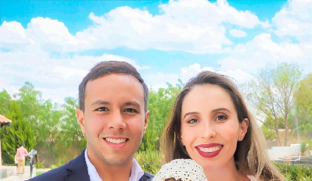  Diego Díaz de Sandi y Olga Espinosa con su ahijada Camila Castillo.
