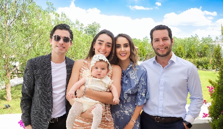  Gerardo Serrano, Marianela Villasuso, Lu Borbolla y Juan Pablo Castillo con Camila.