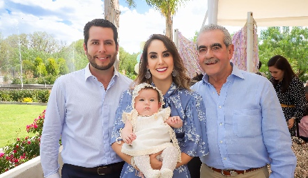  Juan Pablo Castillo, Lu Borbolla y Mariano Borbolla con Camila.