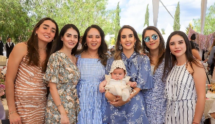  Lu Borbolla con sus amigas.