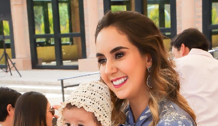  Lu Borbolla con su hija Camila.