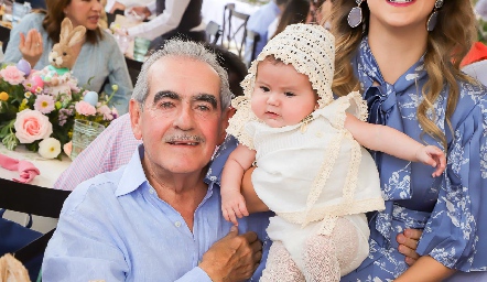  Mariano Borbolla con su nieta Camila Castillo.