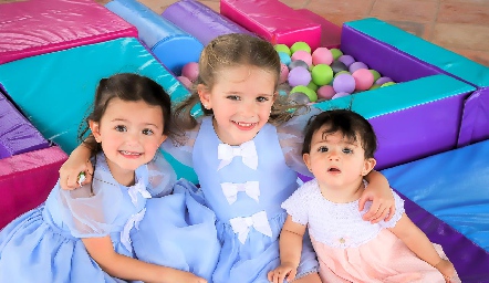  Regina, Inés y Luisa.