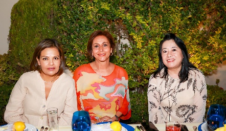  Kikis Fernández, Consuelo Rodríguez y Diana Iwadare.