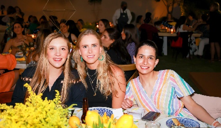  Pau Martínez, Ingrid Velasco y Mónica Medlich.