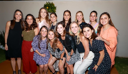  Diana Olvera con sus mejores amigas.