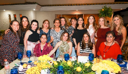  Diana con las tías Torres.