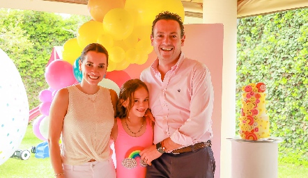  Luciana con su papás Paloma González y Ulises Artolózaga.
