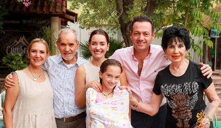  Luciana con Olga Espitia, Ignacio González, Paloma González, Ulises Artolózaga y Lucy Stahl.