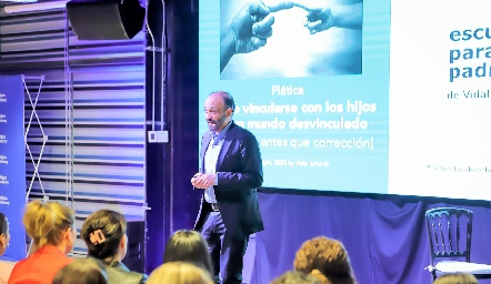 Vidal Shmill, creador de Escuela para Padres impartió su conferencia “Cómo vincularse con los hijos en un mundo desvinculado”en el Tec de Monterrey.