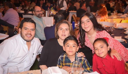  Mauricio, Alejandra, Samantha, Lizet y Hugo.