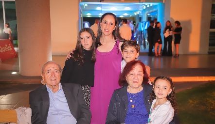  María Acebo con su familia.