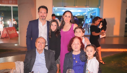  María Acebo con su familia.