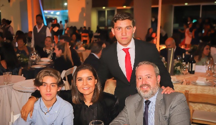  Lorena Torres y Daniel Carreras con sus hijos Diego y Daniel Carreras.