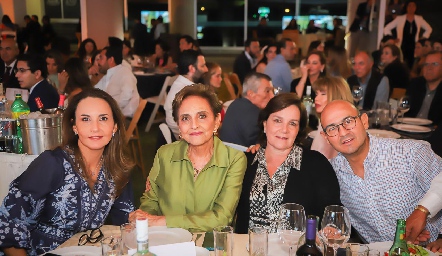  Cristina Villalobos, Toyita de Villalobos, Sandra de Villalobos y Alejandro Villalobos.