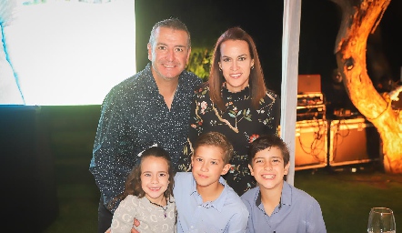  Roberto Pedroza y Sonia Reynoso con sus hijos Romina, Max y José Roberto.