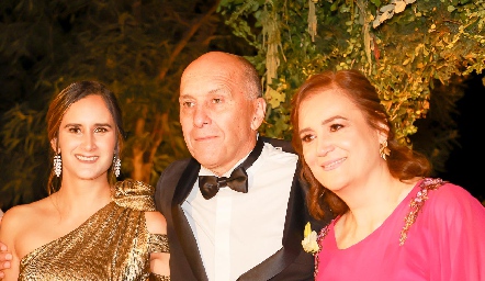  Noemí y Samuel Hernández con Lourdes Rodríguez Borjas.