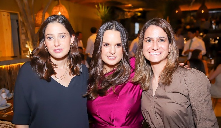  Daniela Yamín, Maite Soberón y Mónica Medlich.
