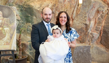  Marina con sus papás Alberto de Paz y Alexandra Garelli.