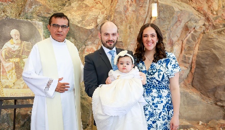  Marina junto al padre Chava y sus papás Alberto de Paz y Alexandra Garelli.