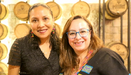  Claudia Peralta y Rosa María Gutiérez.