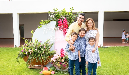  César Tobías, Maggie Aldrete, José Pablo, César y Emilio Tobías.
