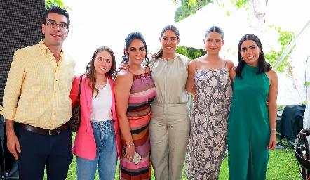  César Tobías, Nayeli Maya, Marily Espinosa, María Paula, Pepi y Marily Tobías.