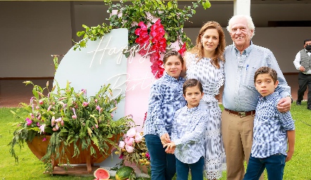  Magdalena con su papá y sus hijos.