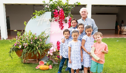  Guillermo Aldrete con sus nietos.