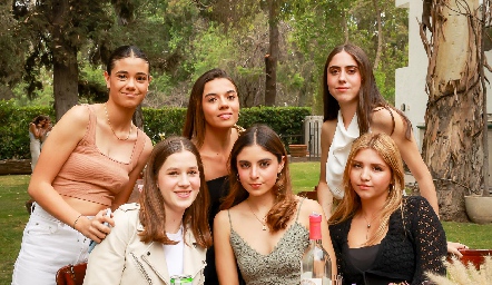  Connie con sus amigas.