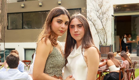  Connie Hermosillo y María de la Torre.