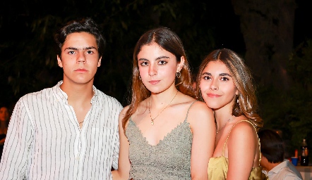  Sebastián Leos, Connie Hermosillo y Ana Salazar.