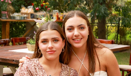  Victoria Muñoz y Emelin Feres.