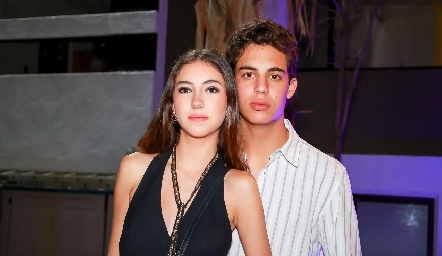  Acompañando a Connie.