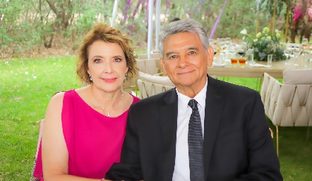  María de Lourdes y Alberto González.