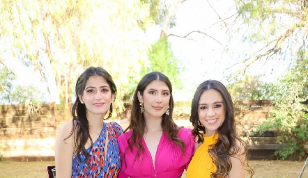 Daniela Díaz, María Paulina Villarreal y Yaqui de la Garza.