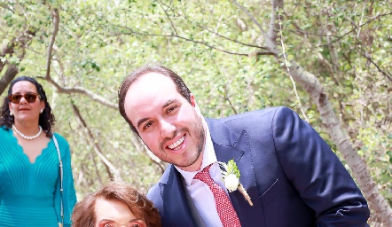  Eduardo con su abuela Sara Abraham.