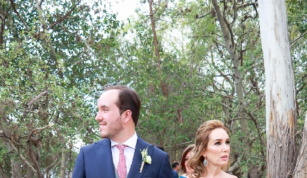  Eduardo del brazo de su madre María Elena Ávila.
