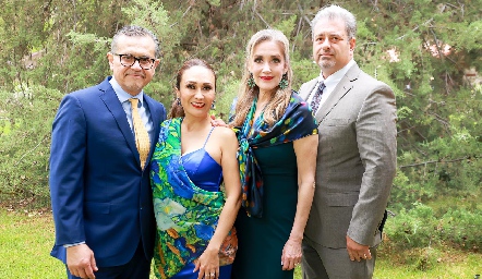  Acompañando a los recién casados.